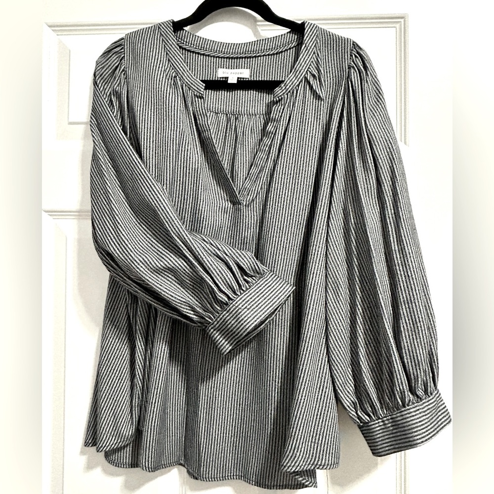 Women’s puff sleeved blouse size Lg